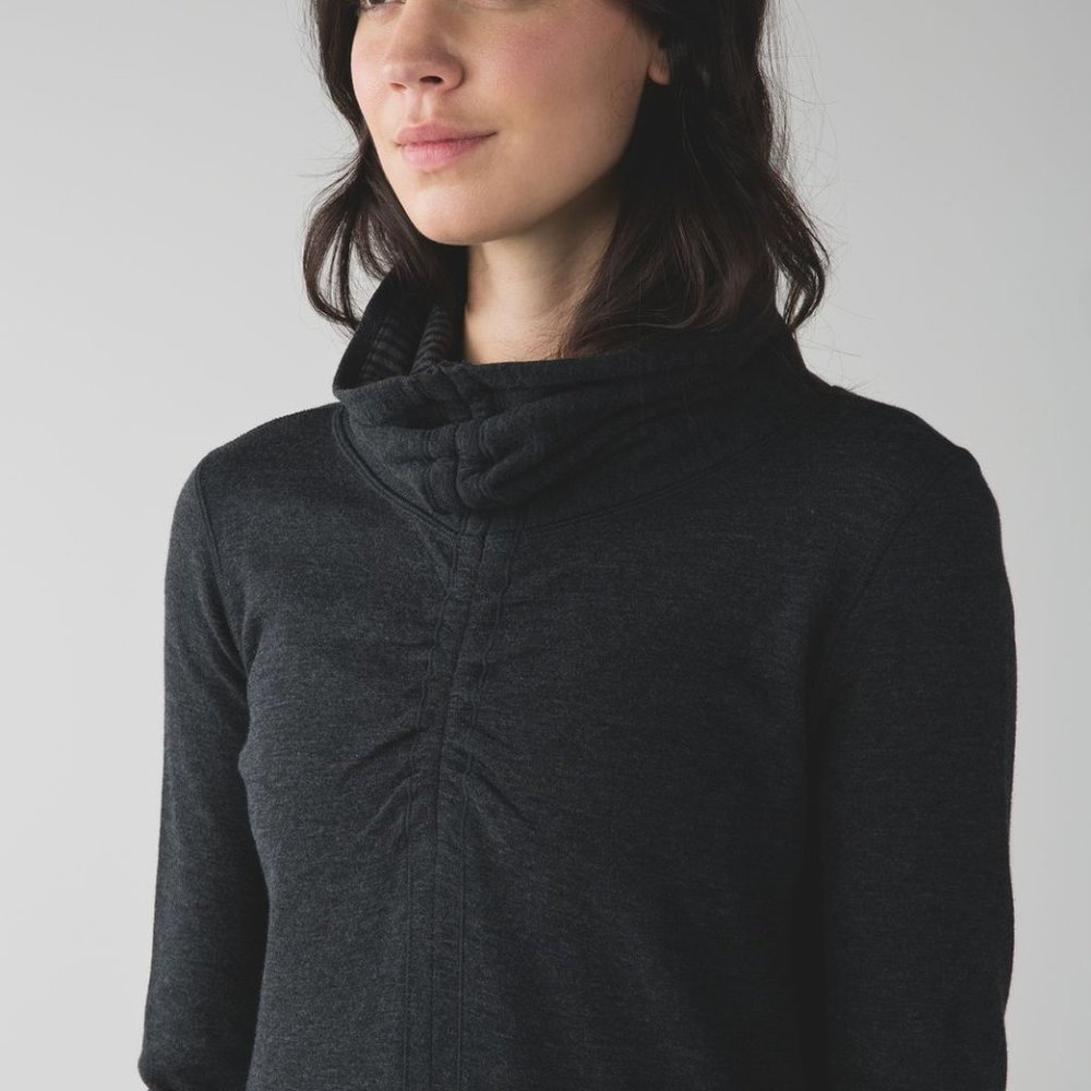 Lululemon casual reversible yoga grey "in a  cinch" long sleeve pullover tee 10